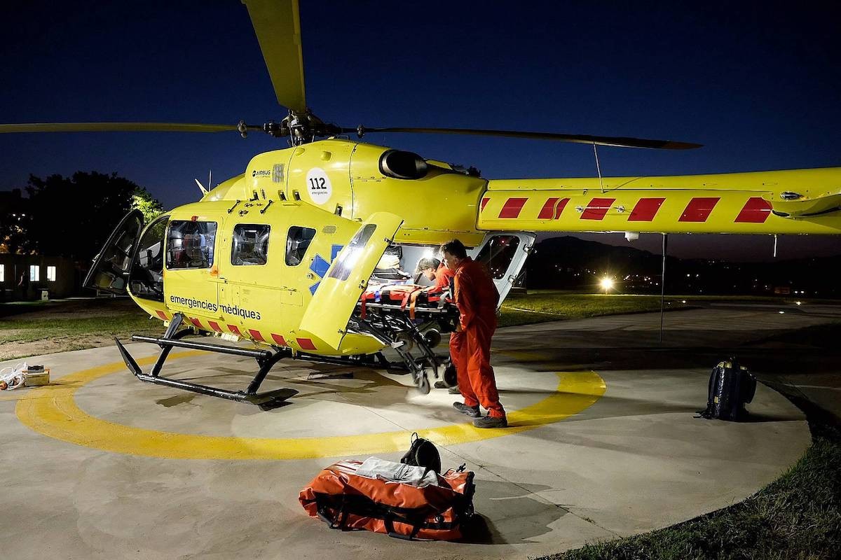 Professionals del SEM de servei amb l'helicòpter nocturn