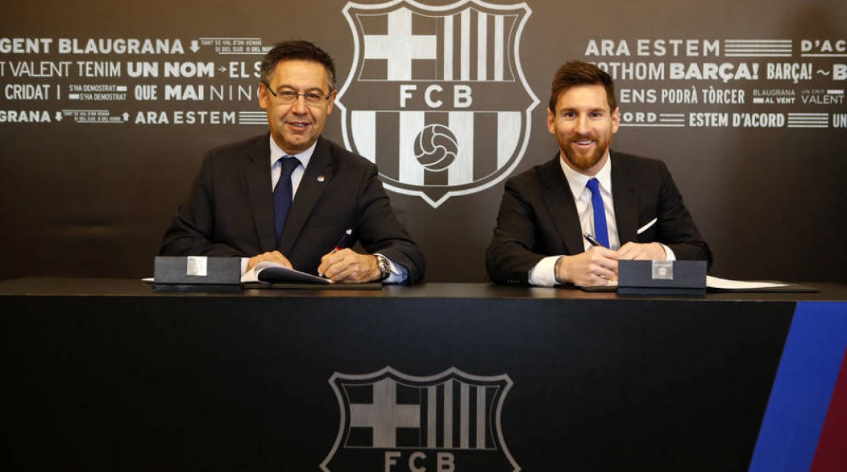 Josep Maria Bartomeu i Leo Messi, en la firma de l'última renovació
