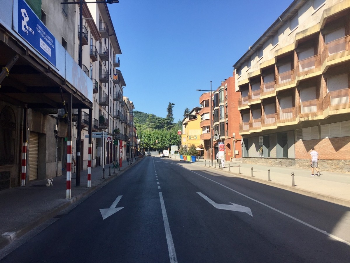 El primer tram del carrer Mulleras buit a causa de les obres a la plaça Clarà.