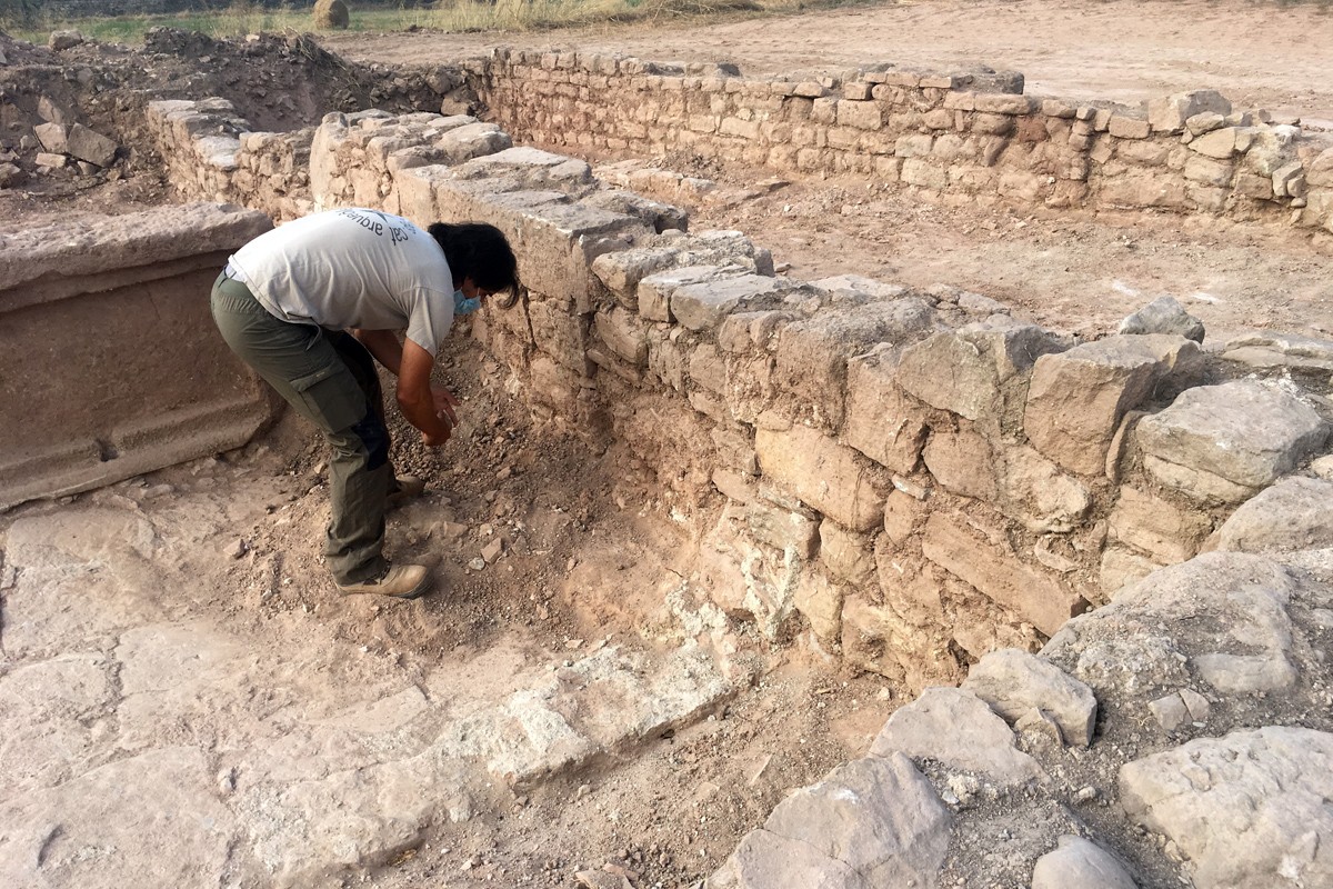 Un arqueòleg treballant en la troballa feta al pla de Santa Caterina