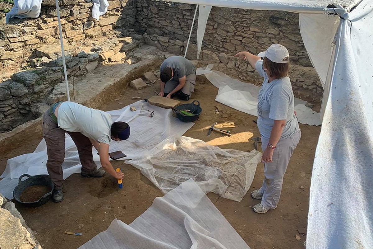 Arqueòlegs treballant a la casa ibèrica de l'Esquerda de Roda de Ter