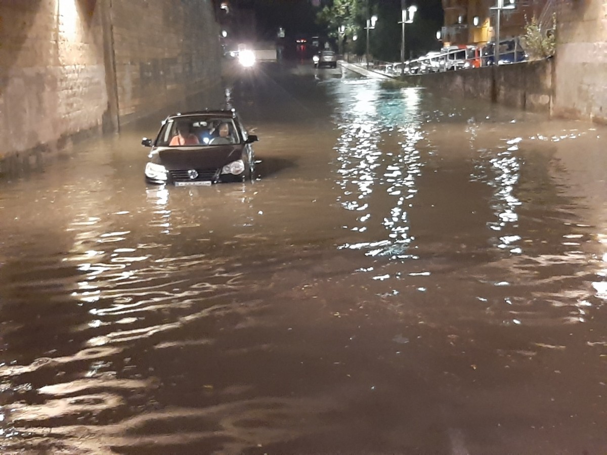 Un cotxe, intentant passar per sota d'un pont, amb tot inundat, a Sant Pere i Sant Pau.