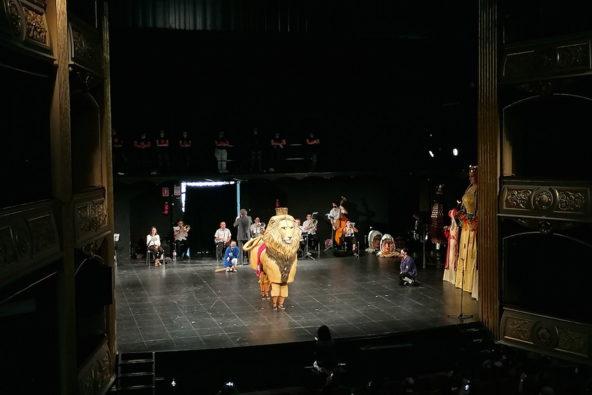 El Lleó, oferint el seu ball al Teatre Conservatori de Manresa