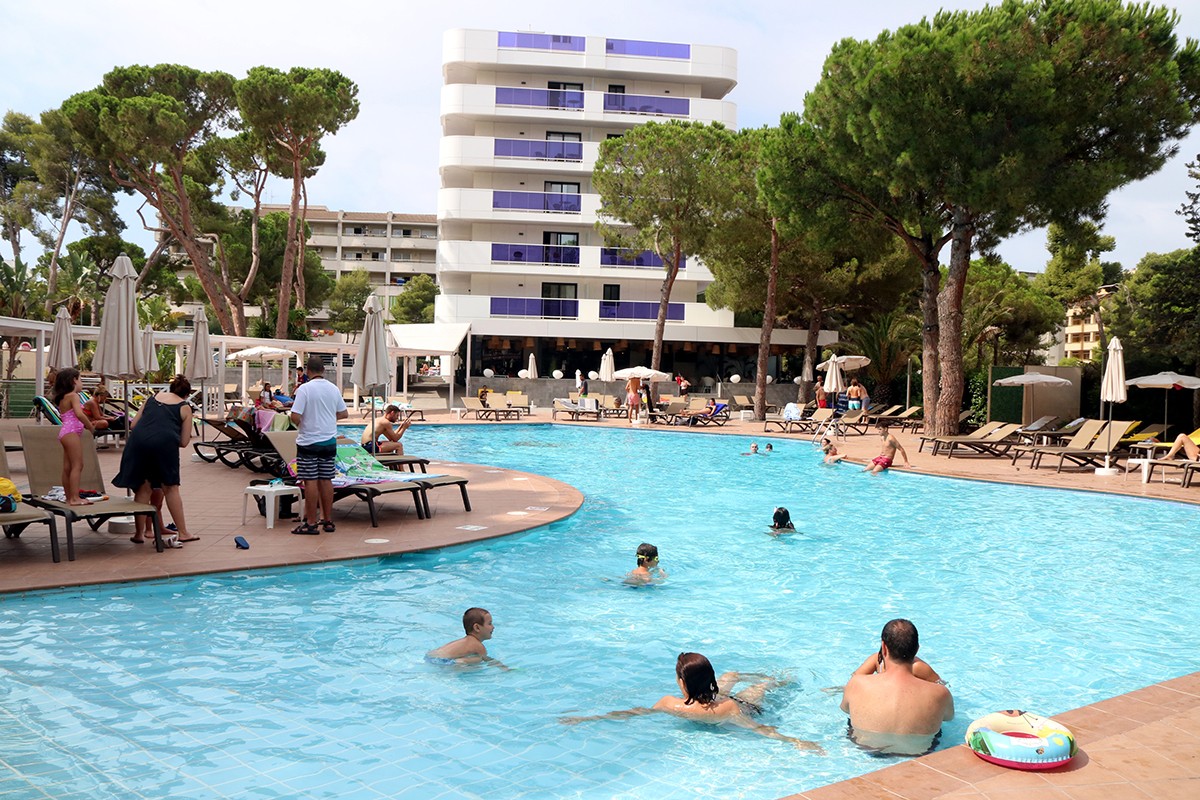 Turistes banyant-se i prenent el sol en una piscina de l'hotel Golden Port Salou & Spa.
