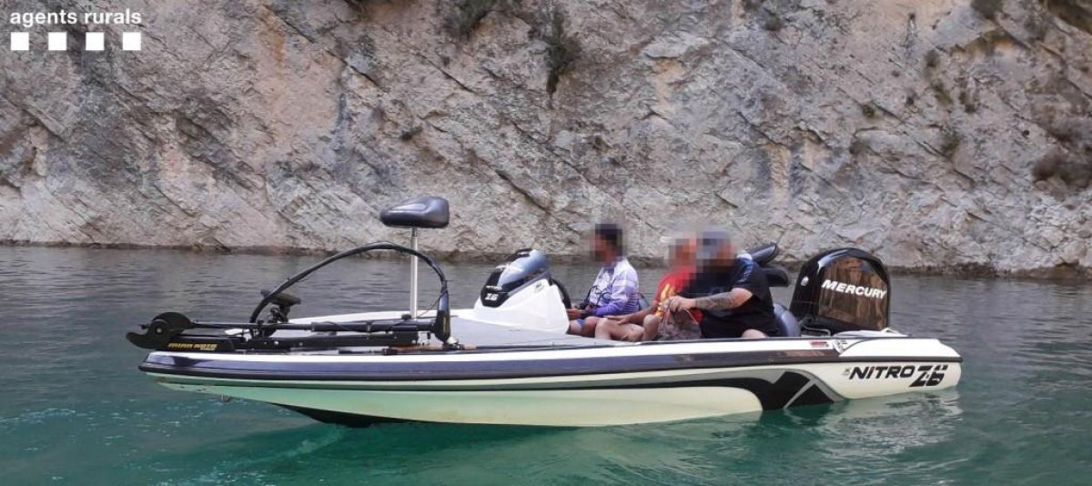 La embarcació a motor interceptada pels Agents Rurals