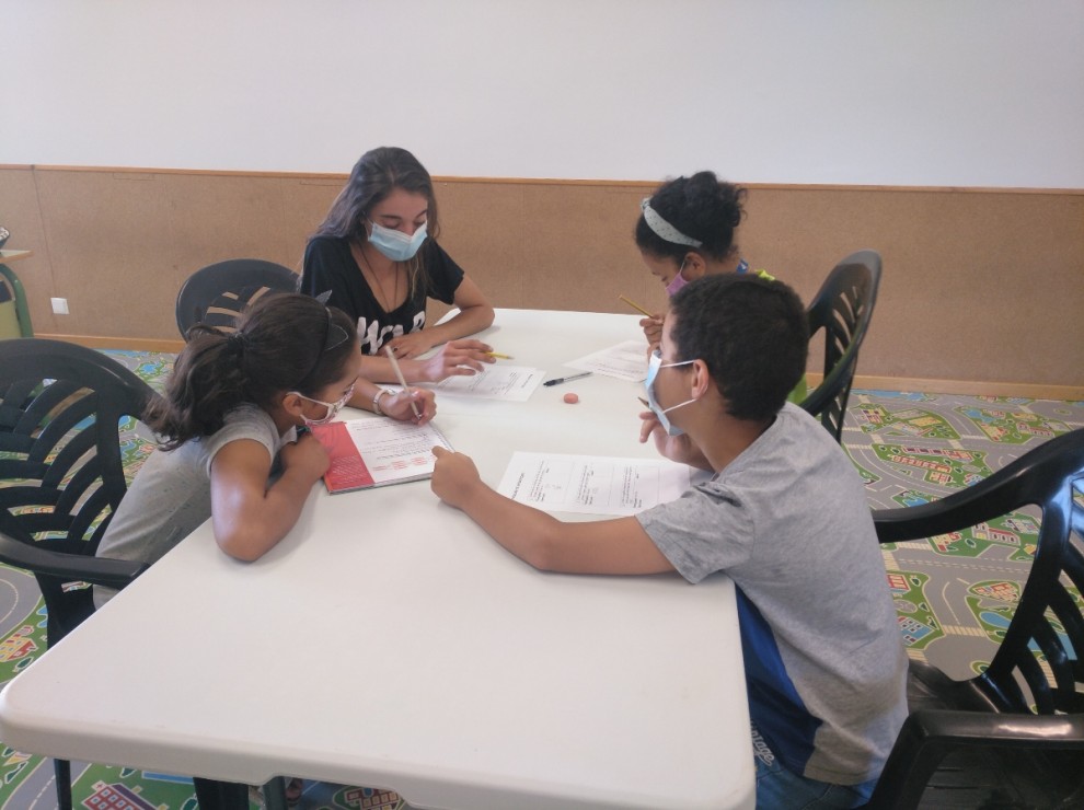 Els escolars també realitzen activitats lúdiques i treballs manuals