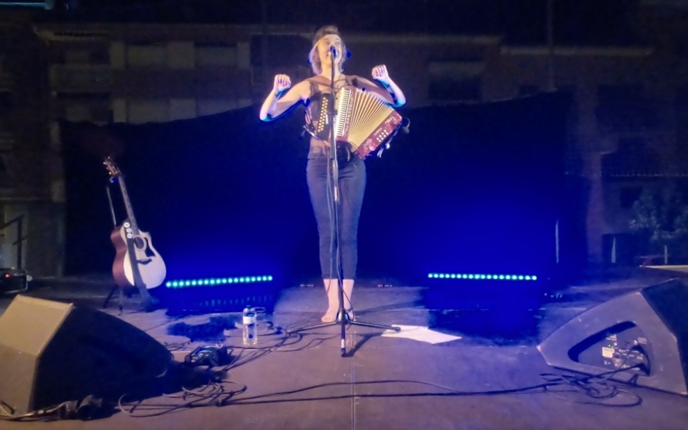 La cantautora aranesa Alidé Sans durant el concert que va oferir al pati de l'Escola Els Raiers