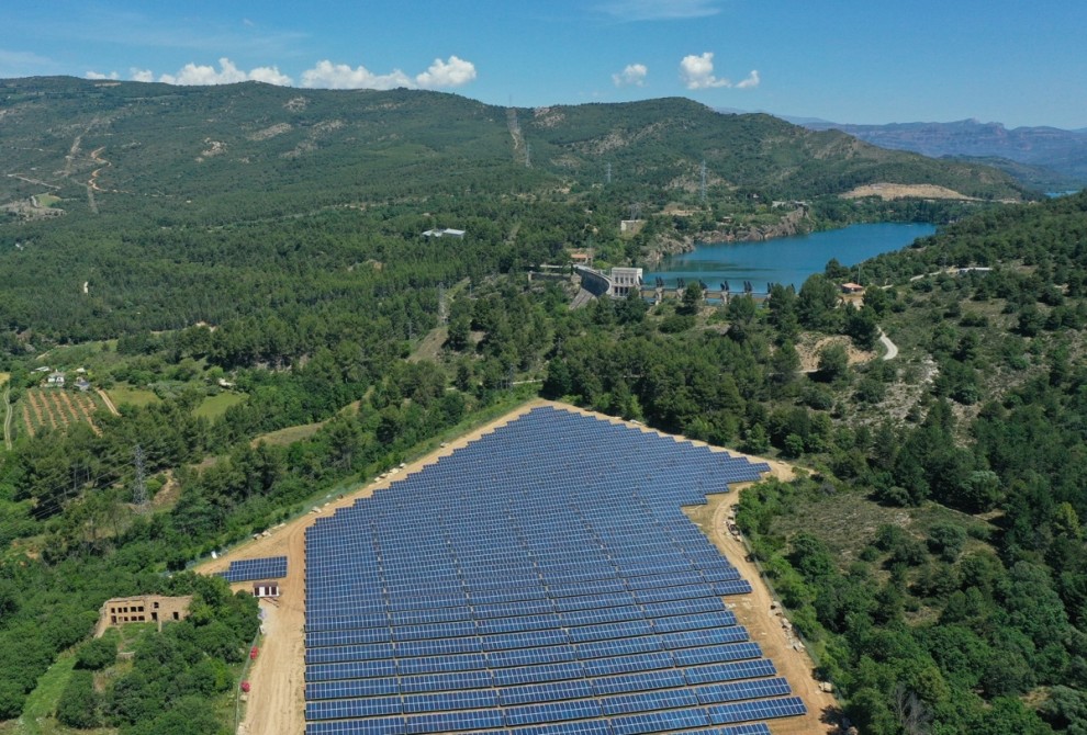 Imatge aèria d'una planta fotovoltaica prop de la presa de la Talarn