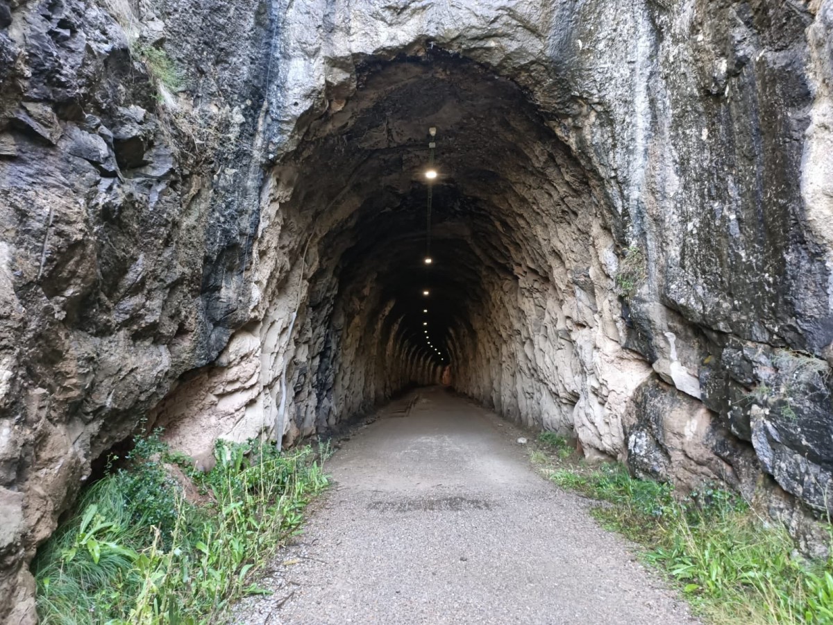 Enllumenat d'un dels túnels de la Via Verda del Llobregat.