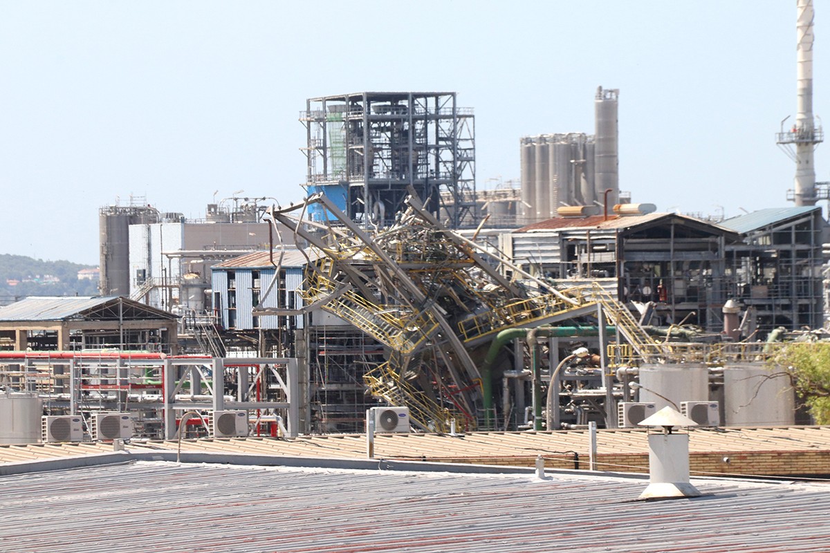 La zona on va explotar un reactor a la planta de derivats d'òxid d'etilè a les instal·lacions de l'empresa IQOXE a la Canonja.