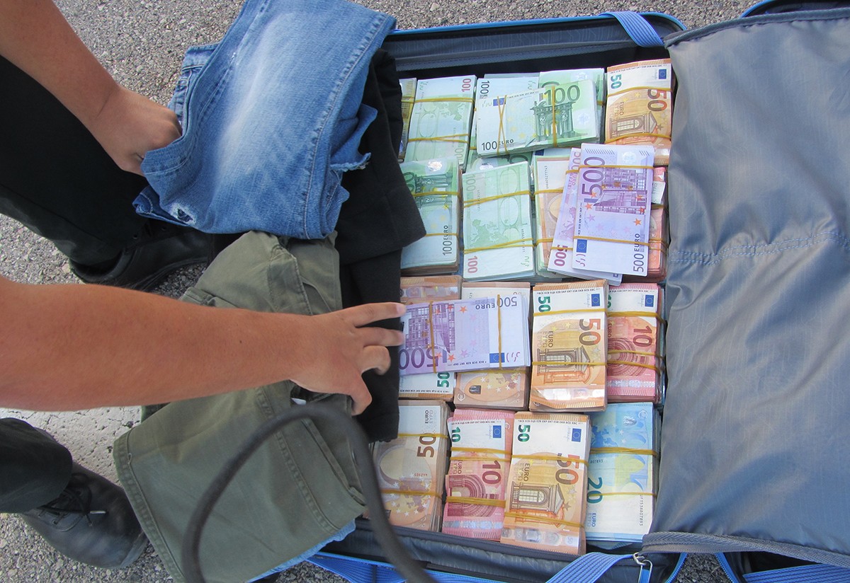 Diners ocults en una de les maletes intervingudes