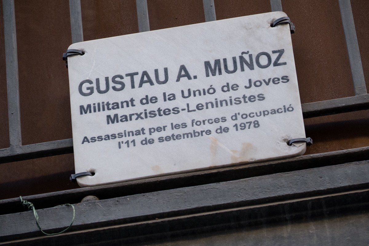 Placa en record a Gustau Muñoz, l'antiga seu del Sindicat de Banquers, al carrer Ferran de Barcelona