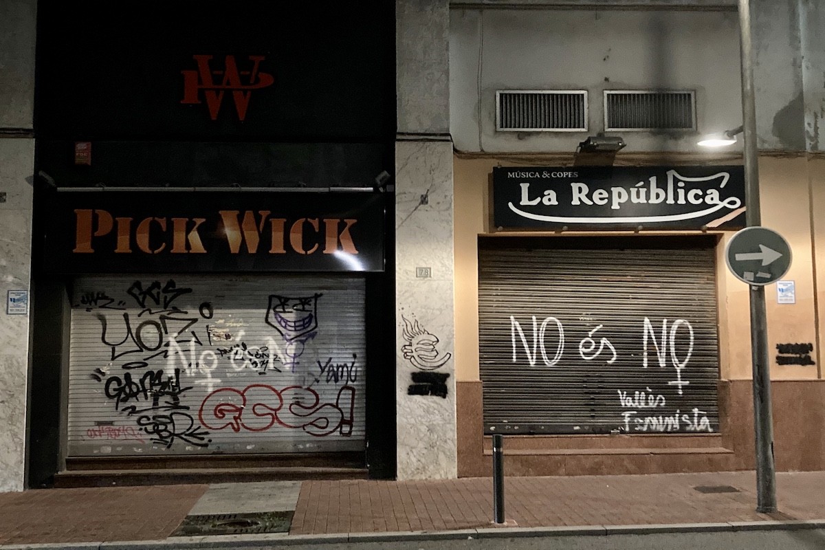 La discoteca Pickwick i La República, al carrer de la Rasa, tancades
