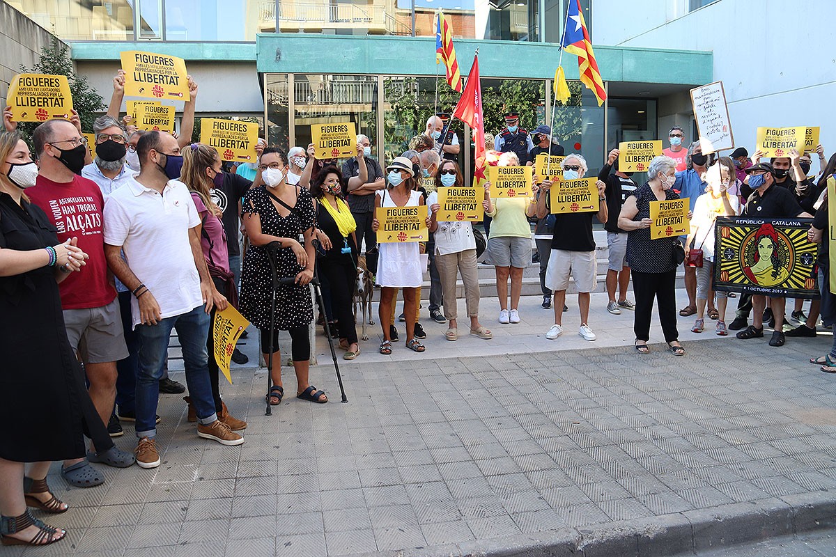 Manifestació davant dels jutjats de Figueres, aquest divendres