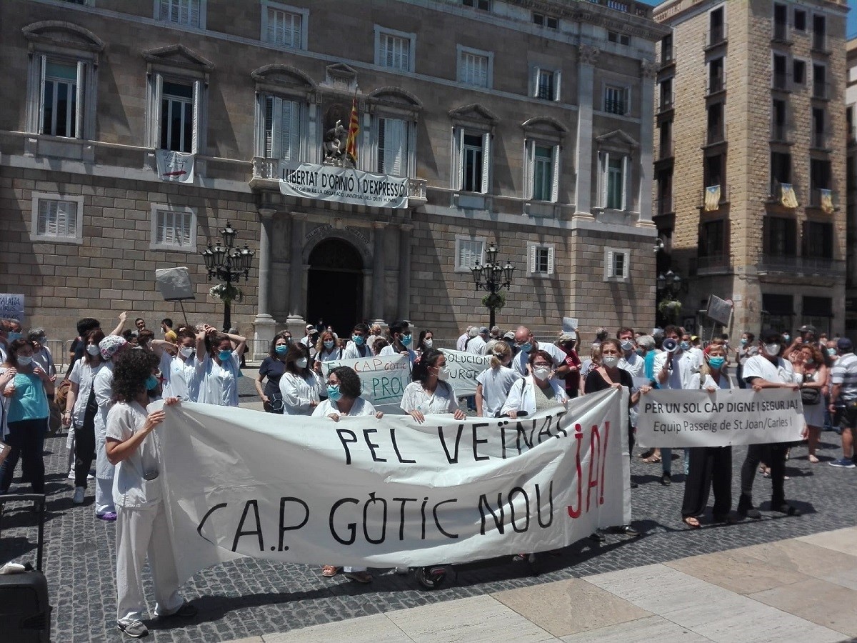 Mobilització dels treballadors del CAP Gòtic a la plaça de Sant Jaume