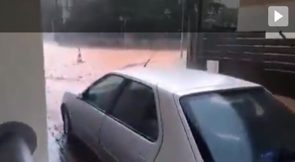 Fragment del vídeo amb els carrers plens d'aigua.