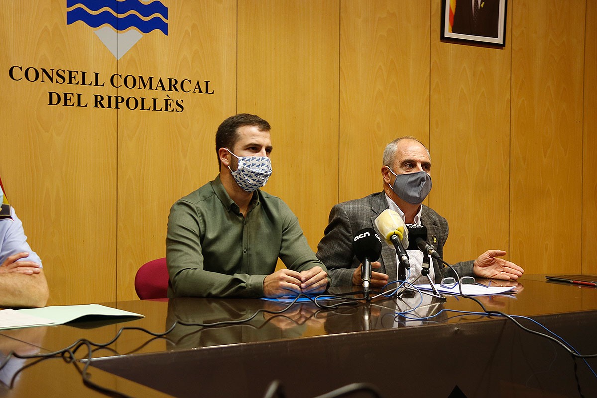 El president del Consell Comarcal del Ripollès, Joaquim Colomer, i el director d'Interior a Girona, Albert Ballesta a Ripoll