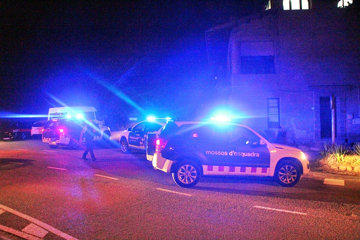 Arribada dels vehicles policials a la zona del concert
