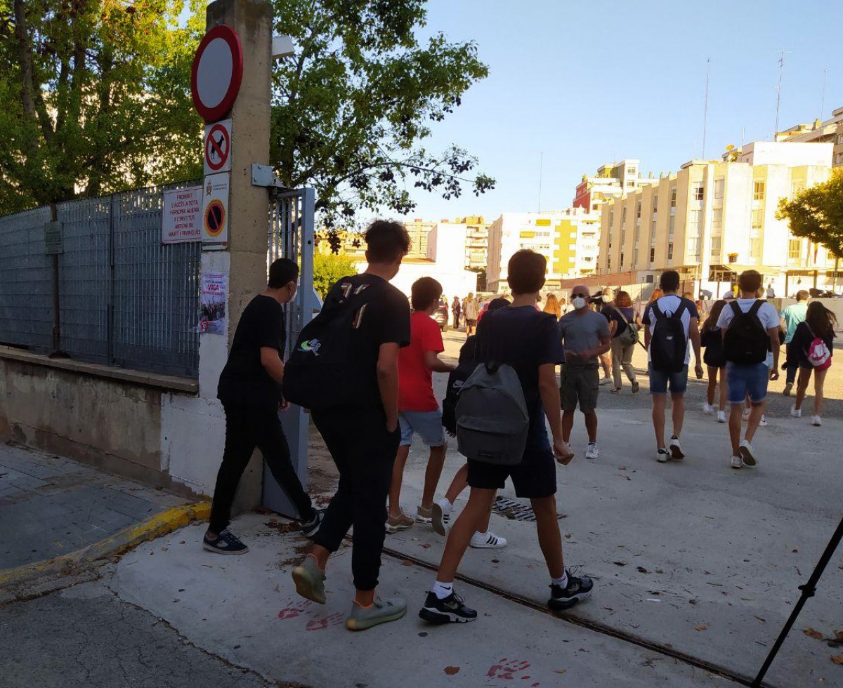 Alumnes, avui, entrant a l'Institut Martí i Franquès de Tarragona.