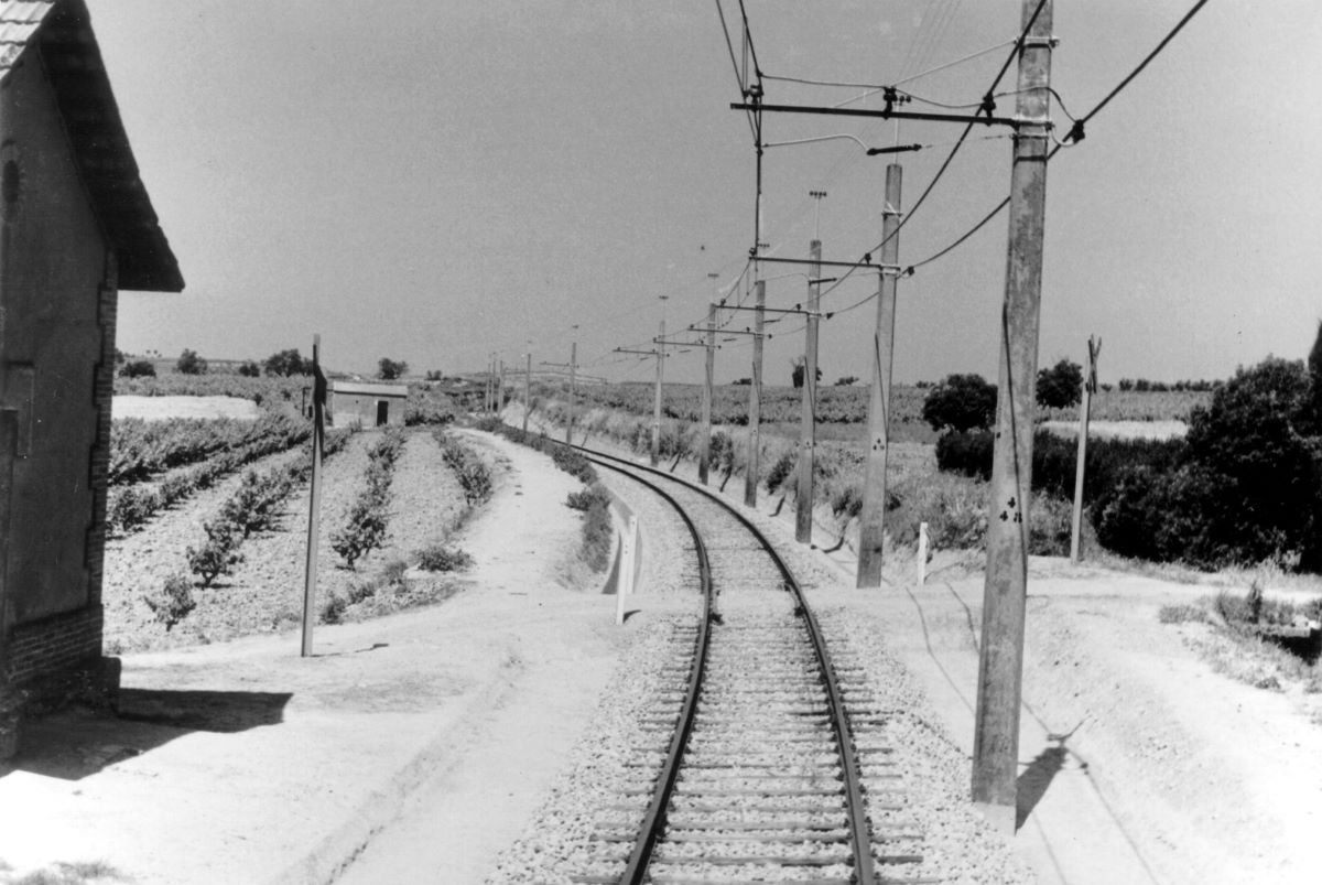 El tram de la via on es va construir l’estació, cap als anys seixanta, mirant cap a Rubí.