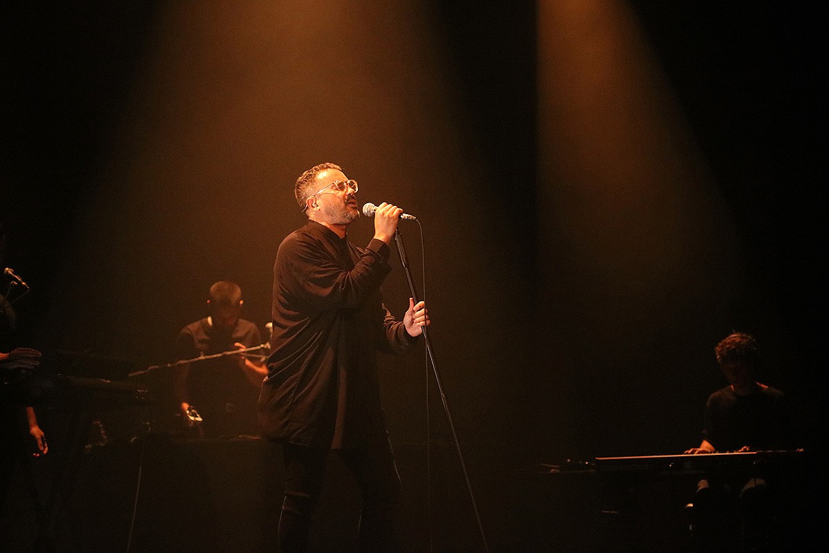 El cantant Dani Poveda dalt de l'escenari de l'Atlàntida de Vic durant la gravació del seu nou projecte com a «Lavanda»