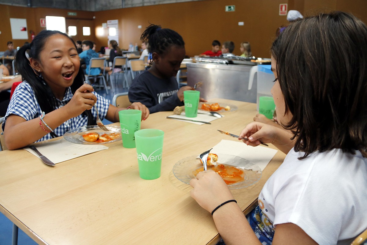 Alumnes de l'escola Valeri Serra de Bellpuig, dinant al menjador escolar