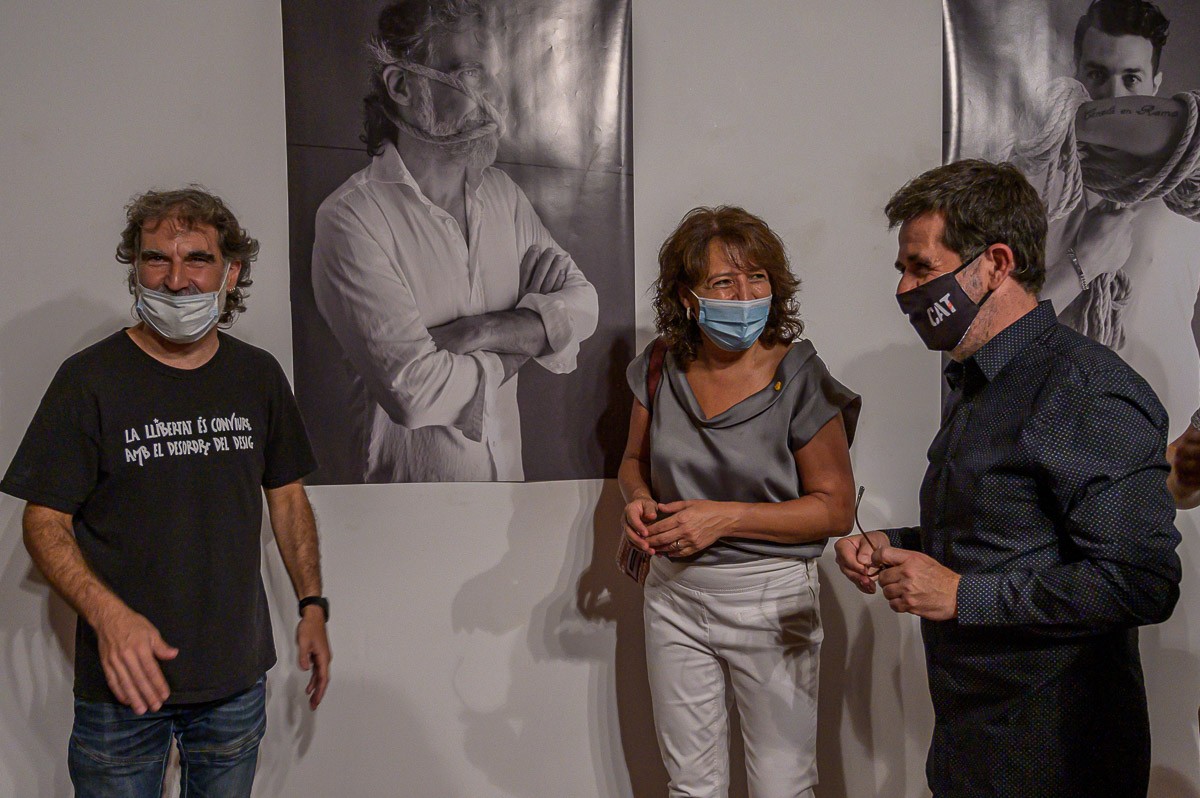 Cuixart, Erra i Sánchez a Vic, durant la inaguració de l'exposició «Veure o mirar: retrats a presó»