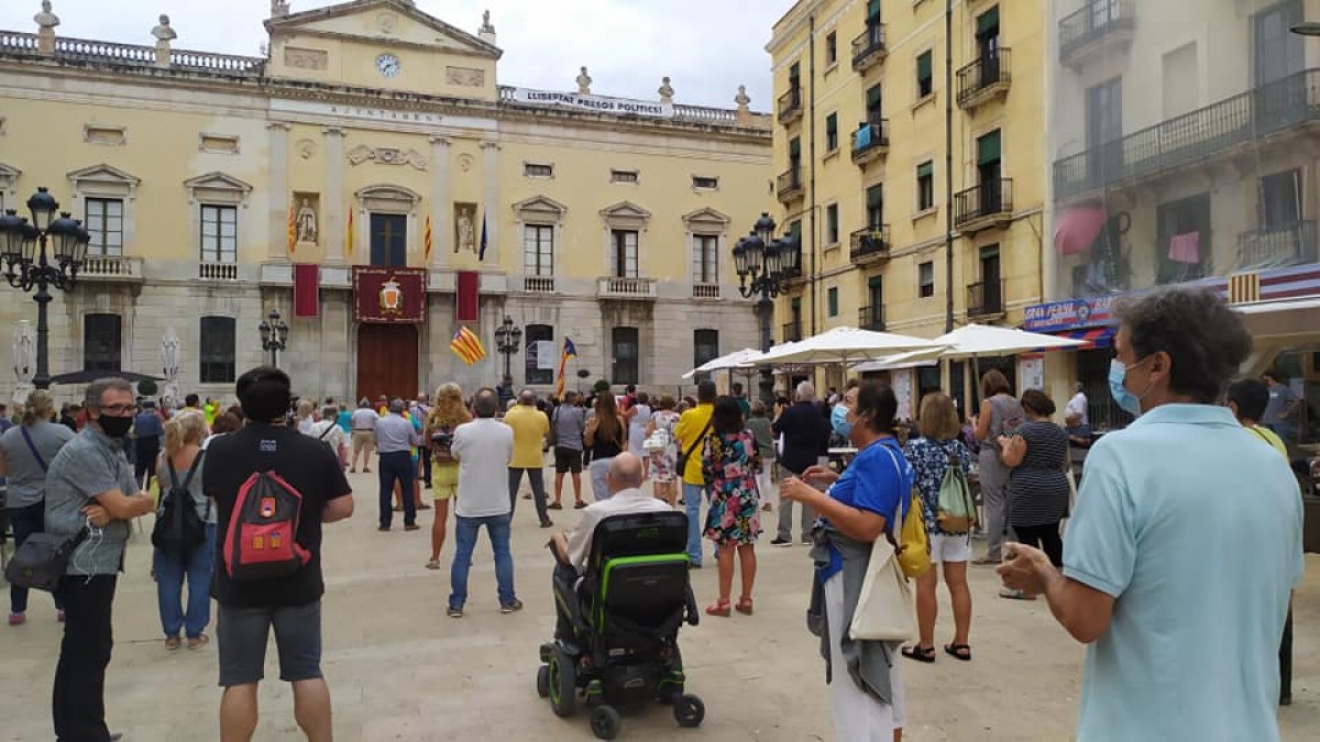 La plaça de la Font de Tarragona ha tornat a ser escenari aquest dijous d'una protesta contra el sistema judicial espanyol.