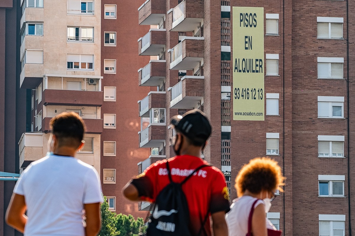 Una pancarta anuncia pisos de lloguer, a Barcelona.