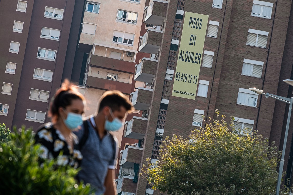 Una pancarta anuncia pisos de lloguer a Barcelona