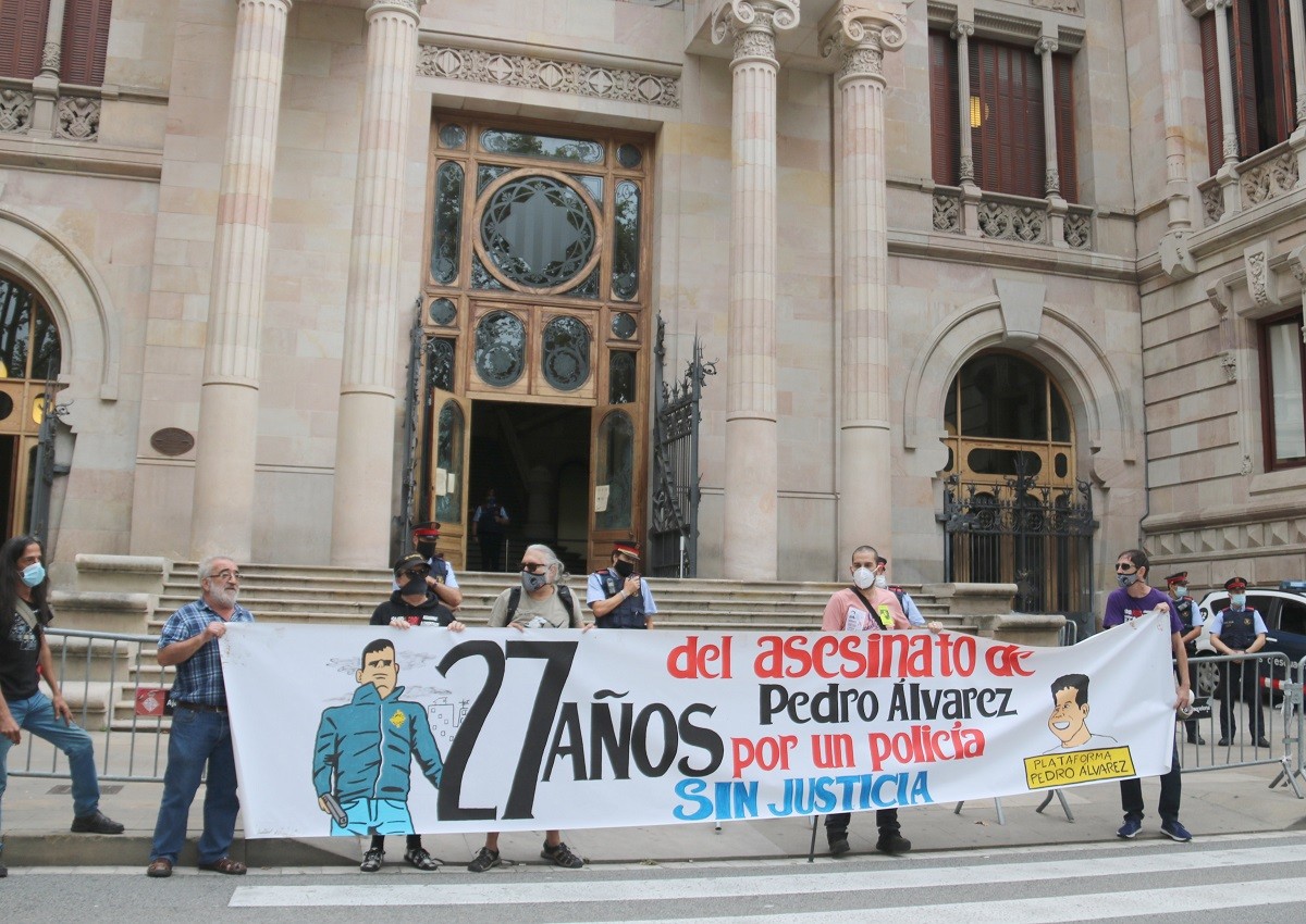 Concentració de la Plataforma Pedro Álvarez a les portes de l'Audiència de Barcelona