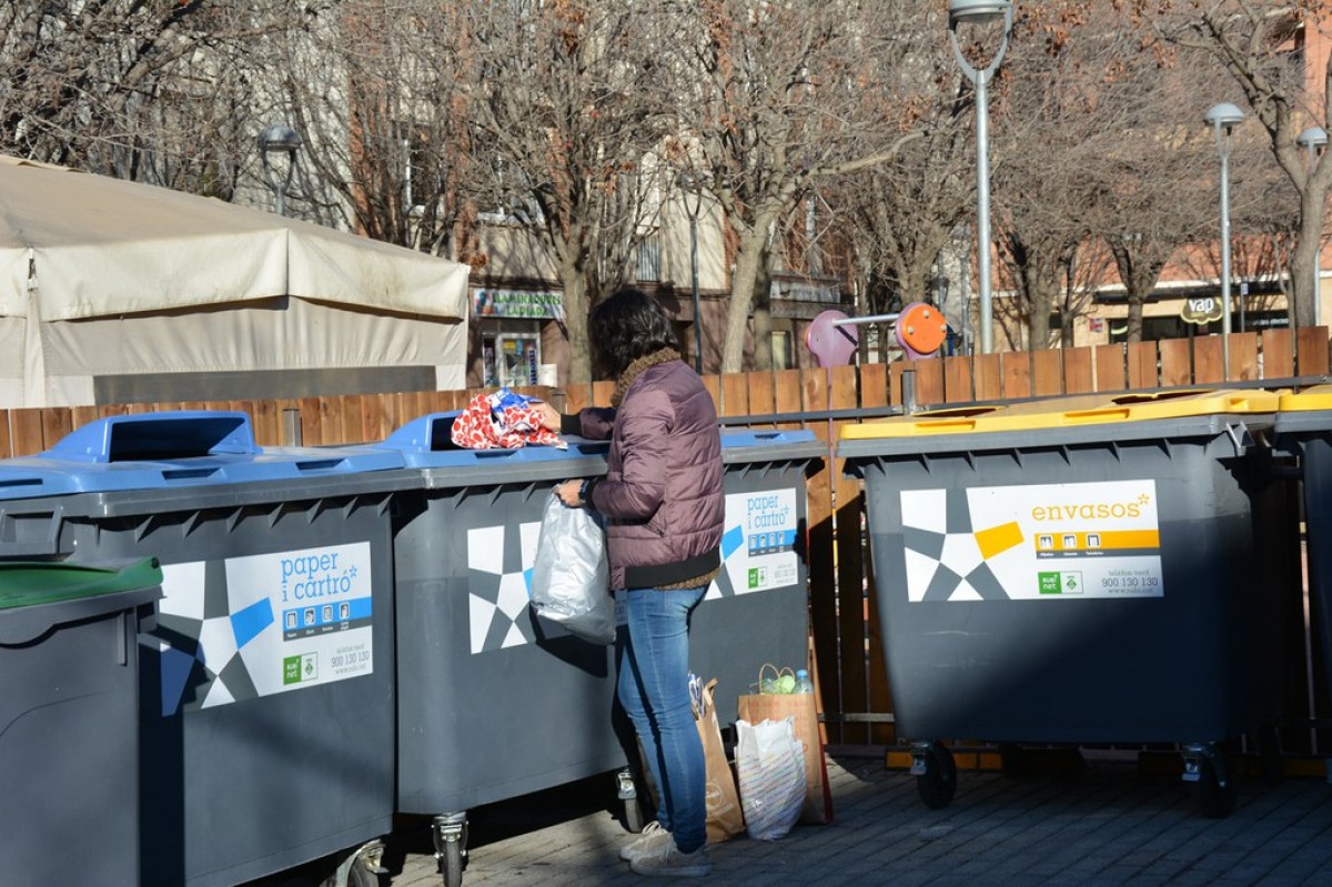 Una persona llença residus als contenidors de Rubí. 