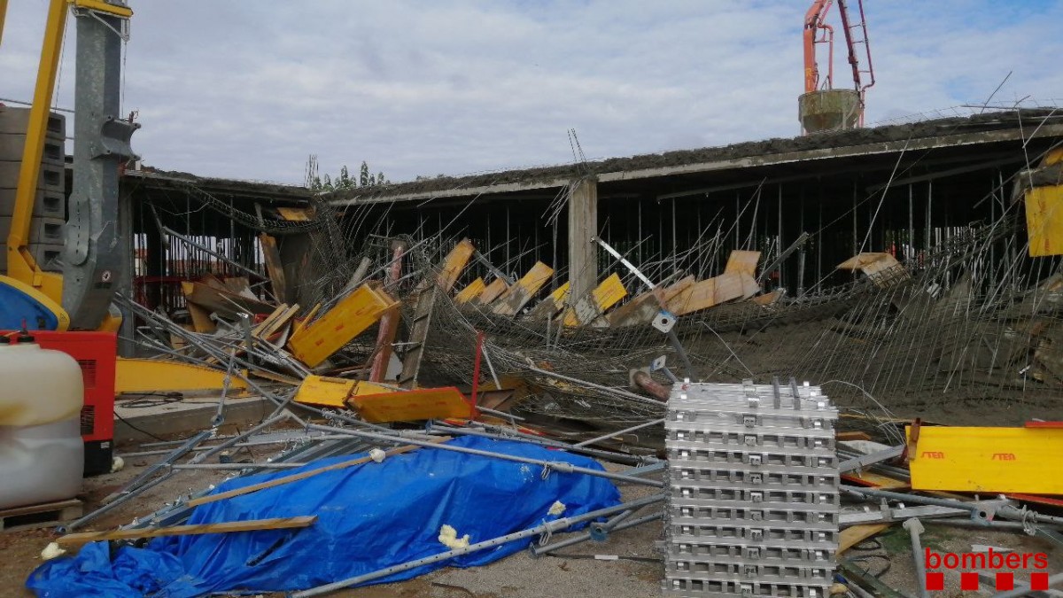 La bastida de l'obra del nou edifici de l'Institut de Guissona esfondrada.