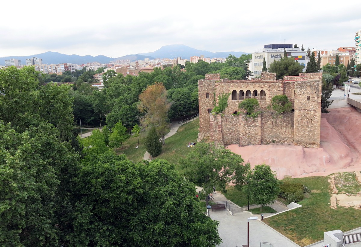 Vista del Castell Cartoixa i el parc de Vallparadís