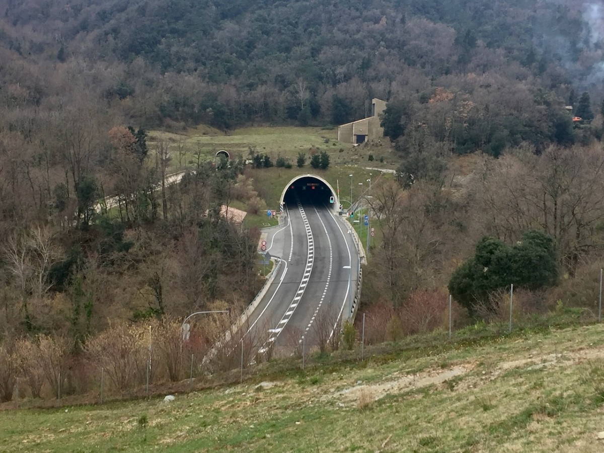 El túnel de Bracons, a l'alçada de Joanetes, a la vall d'en Bas.