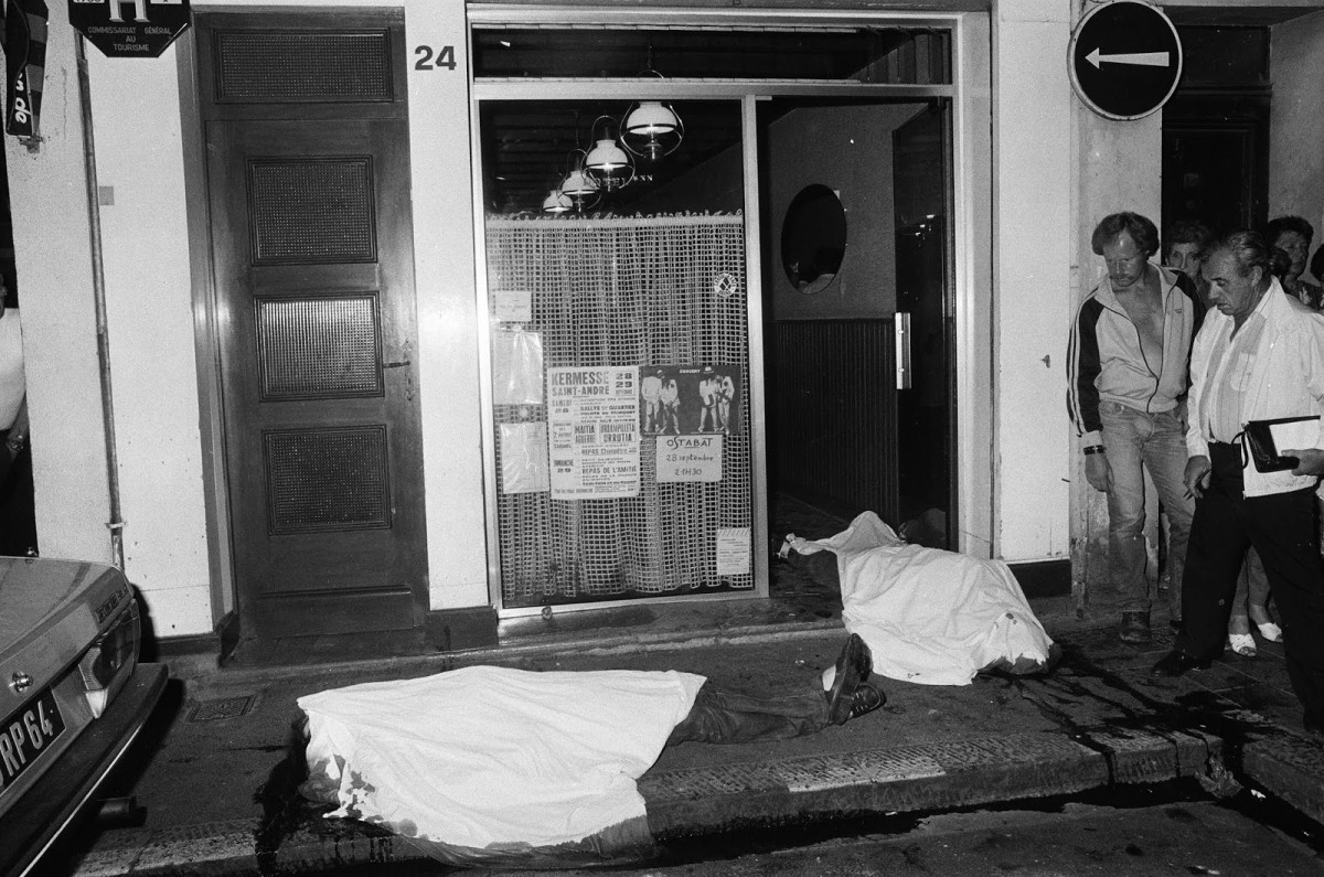 Els cadàvers de dos refugiats bascos jeuen a les portes de l’Hotel Monbar després de l’atemptat dels GAL