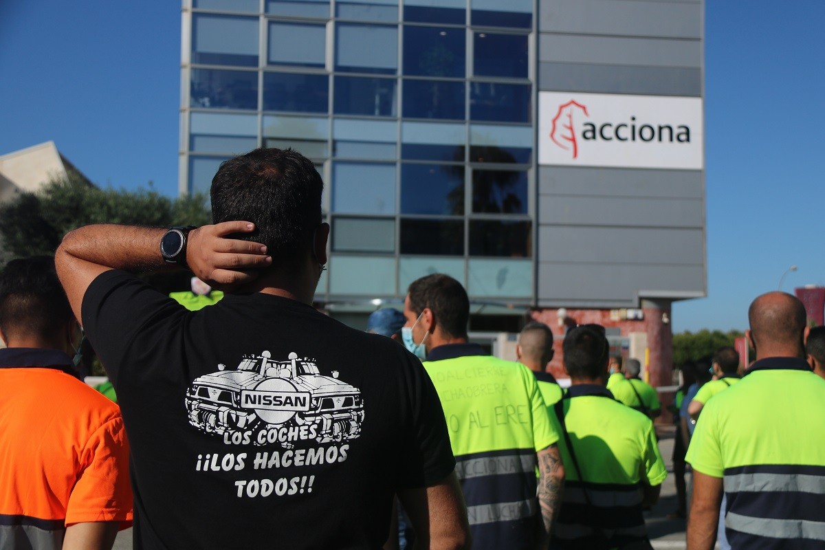 Pla tancat d'un treballador d'Acciona davant la seu de l'empresa, situada al Passeig de la Zona Franca de Barcelona