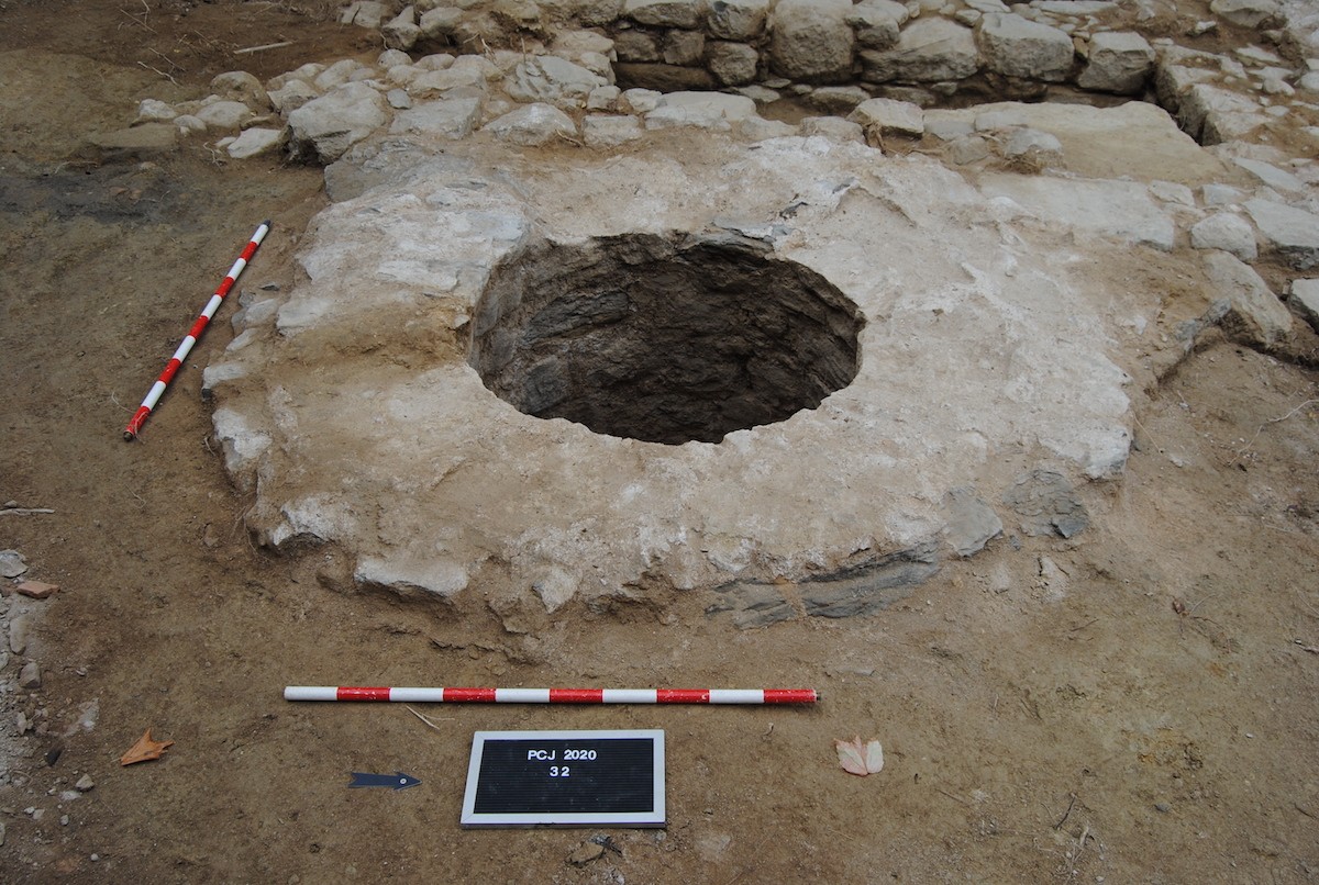 S'ha fet visible un pou medieval al pati del Castell de Jafre.