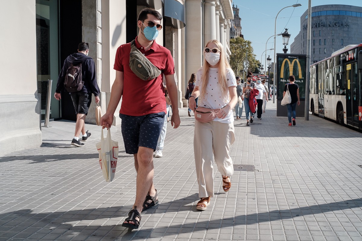 Ciutadans amb mascareta a Barcelona