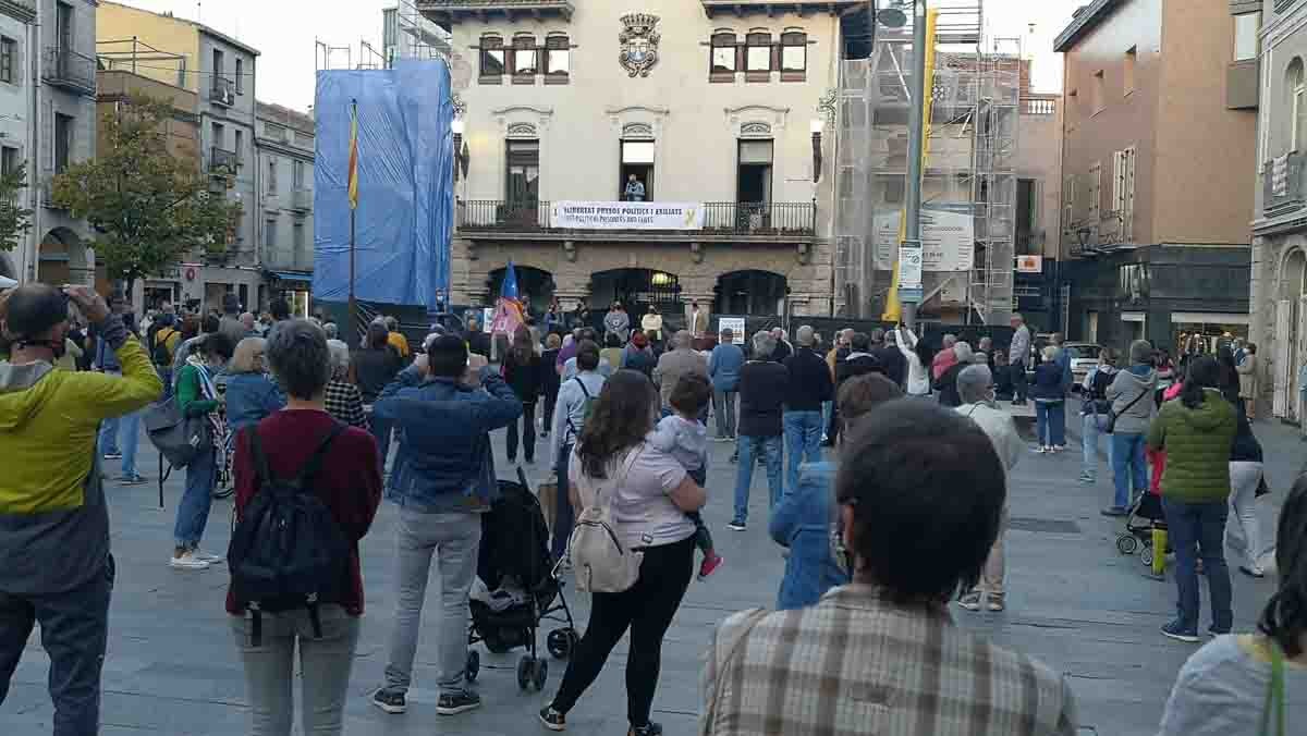 Unes dues-centes persones s'han concentrat a Sant Celoni contra la inhabilitaci8ó del president de la Genralitat, Quim Torra