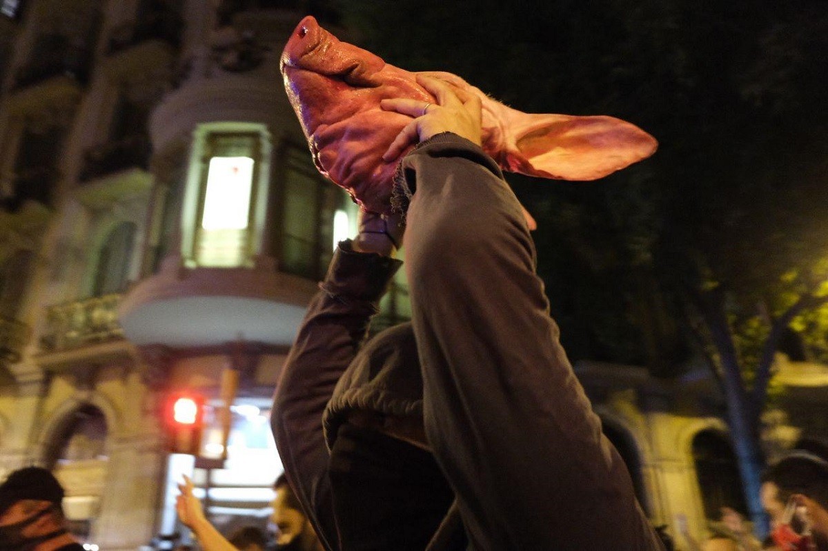 Llançament de caps de porc contra la línia policial a Barcelona.