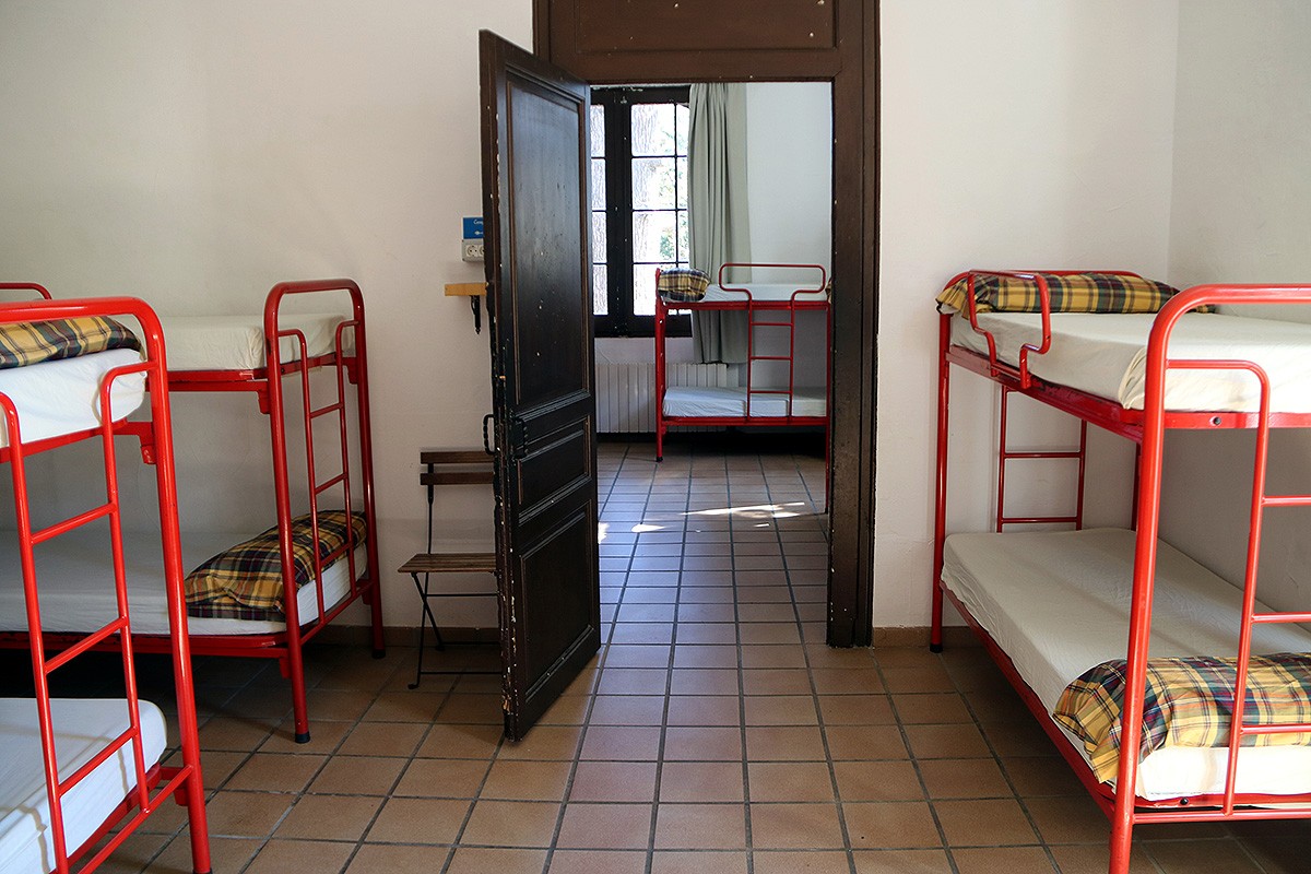 Una de les habitacions de la casa de colònies Mas Banyeres, de Centelles, totalment buida de nens