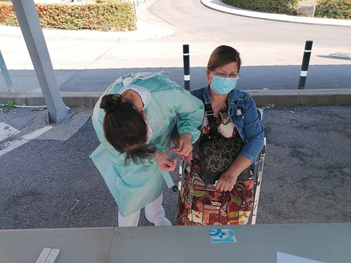 Una cuidadora de gent gran rep la punxada per conèixer la seva immunitat contra la Covid-19, aquest dimecres al CST.