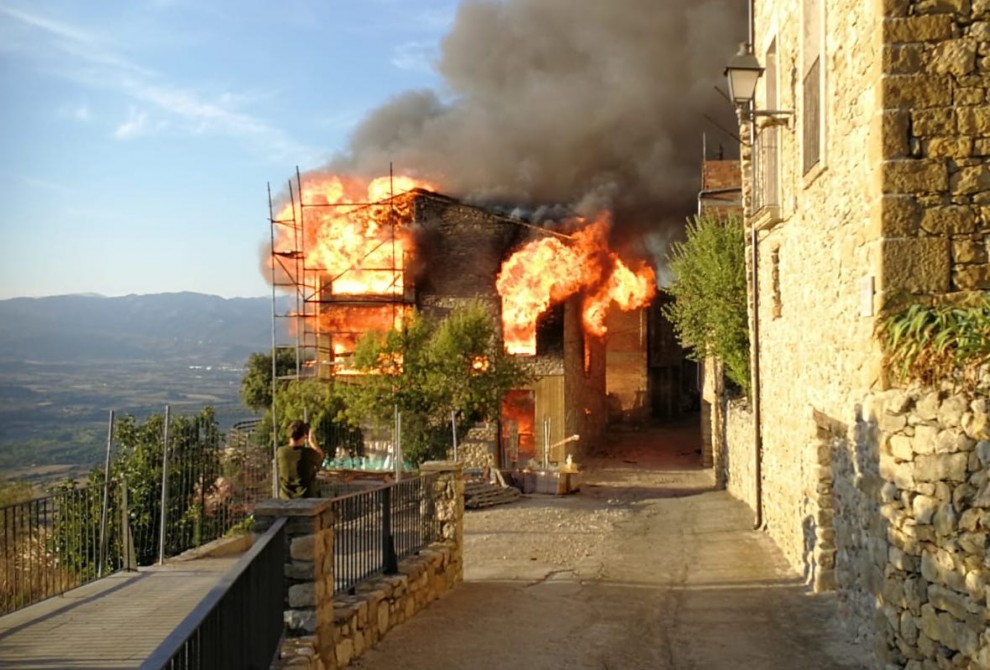 Les flames cremant una casa de fusta en construcció a Llimiana