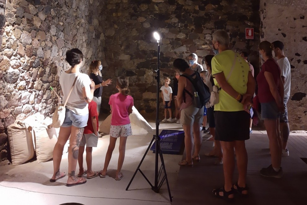 Un grup de visitants a l’interior del Museu de Gerri de la Sal