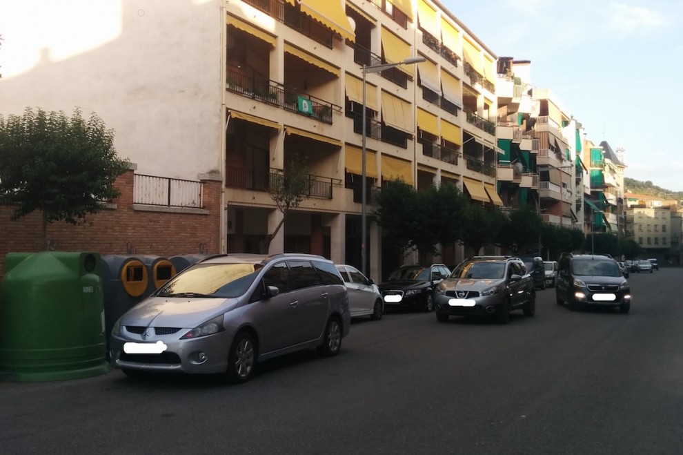Vehicles mal estacionats a l’avinguda Catalunya de la Pobla