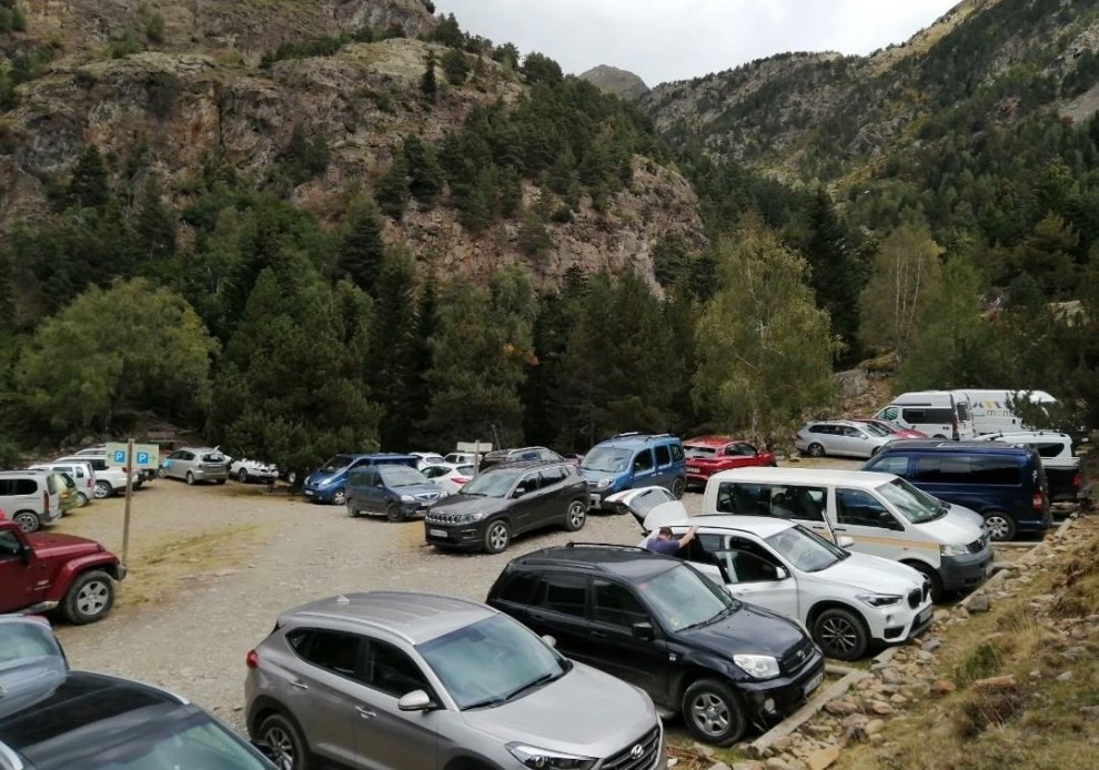 L'aparcament de la Molinassa ple de vehicles