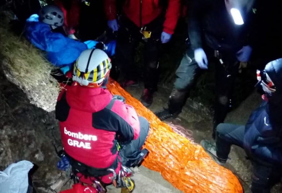 Els equips d'emergències amb l'escalador ferit al congost de Collegats