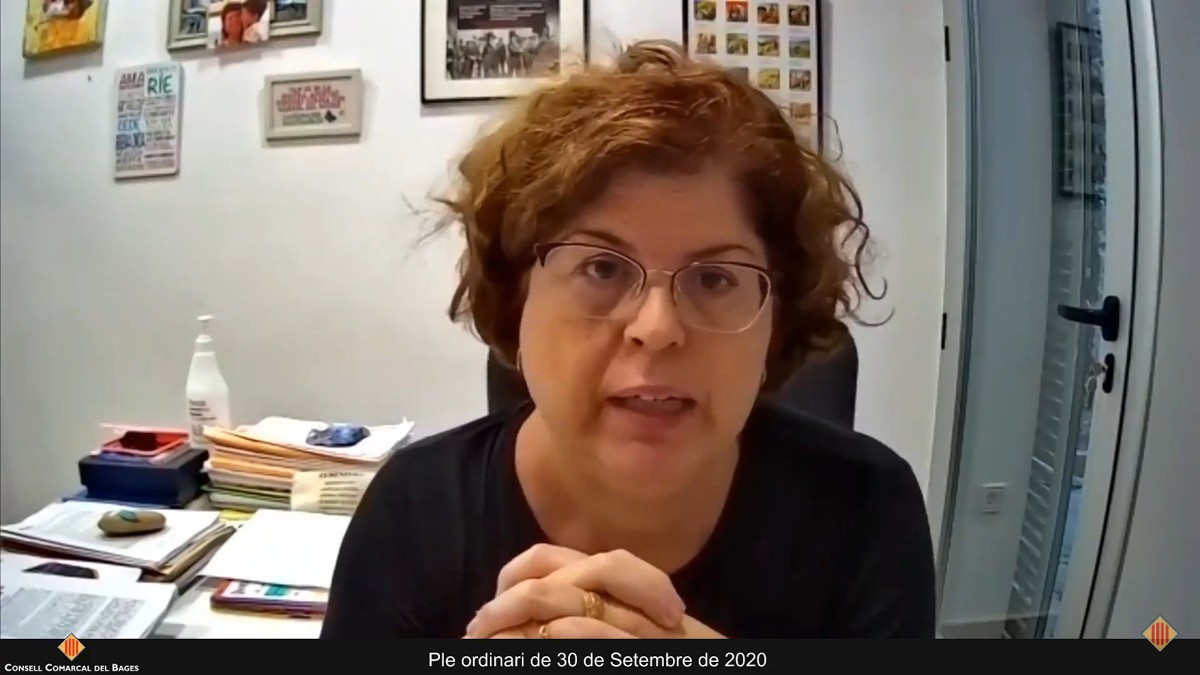 La portaveu del grup comarcal del PSC,m Montse Badia, durant el ple telemàtic