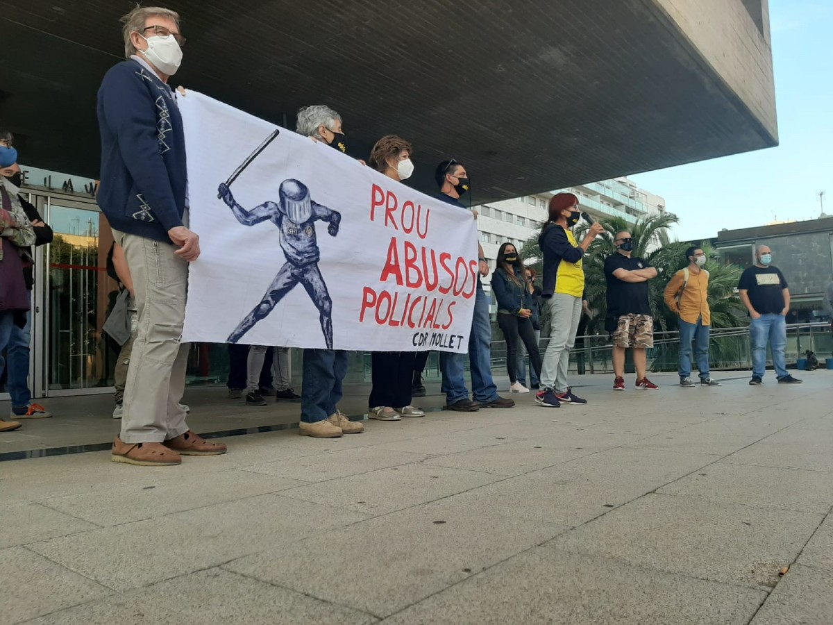 Els concentrats, davant l'Ajuntament de Mollet del Vallès